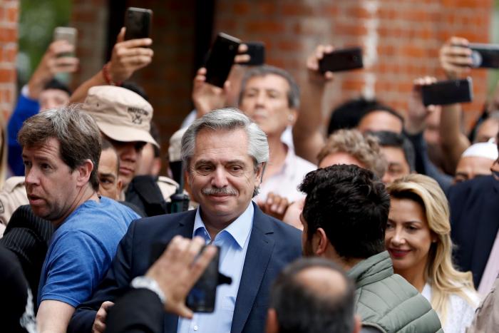 Macri y Fernández se reúnen para abordar las transición en Argentina tras el triunfo peronista