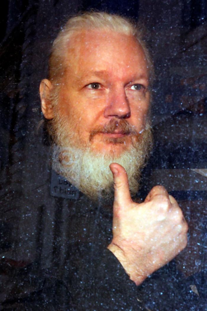 La Fiscalía sueca presenta una orden de detención contra Assange por violación