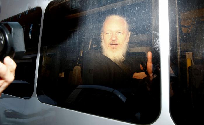 La Fiscalía sueca presenta una orden de detención contra Assange por violación