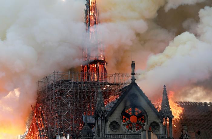 La imagen que siempre recordaremos: así cayó la aguja central de Notre Dame en París