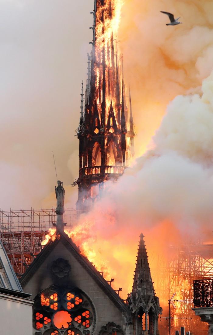Así se ve el incendio de Notre Dame desde un dron