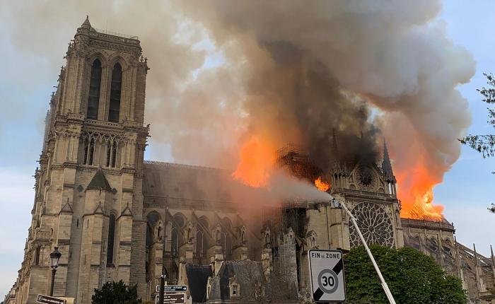 Controlado el terrible incendio de la catedral de Notre Dame