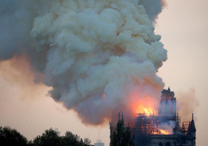 VÍDEO: Decenas de personas entonan el 'Ave María' mientras ven arder Notre Dame