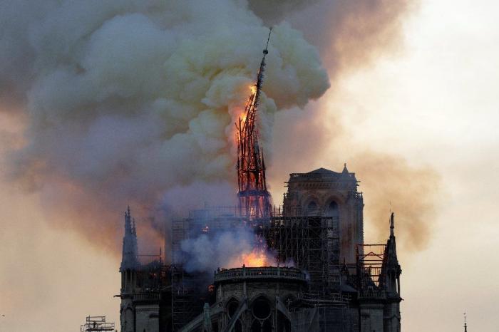 Controlado el terrible incendio de la catedral de Notre Dame