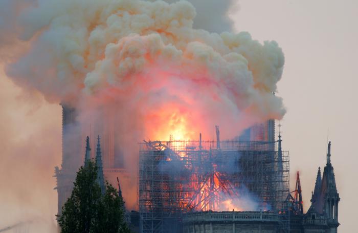 Internet se vuelca con la búsqueda de un padre y una niña que fueron fotografiados en Notre Dame antes del incendio