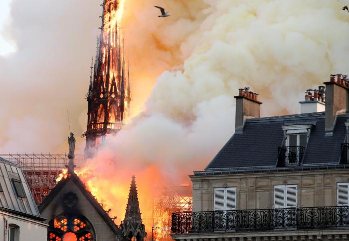 La imagen que siempre recordaremos: así cayó la aguja central de Notre Dame en París