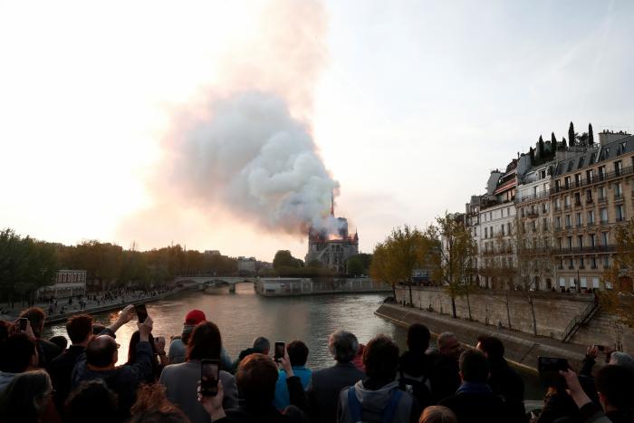 Internet se vuelca con la búsqueda de un padre y una niña que fueron fotografiados en Notre Dame antes del incendio