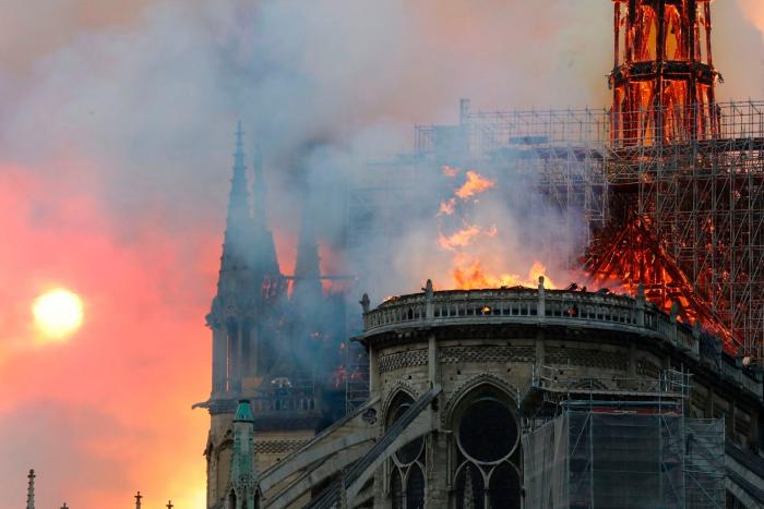 Así se ve el incendio de Notre Dame desde un dron