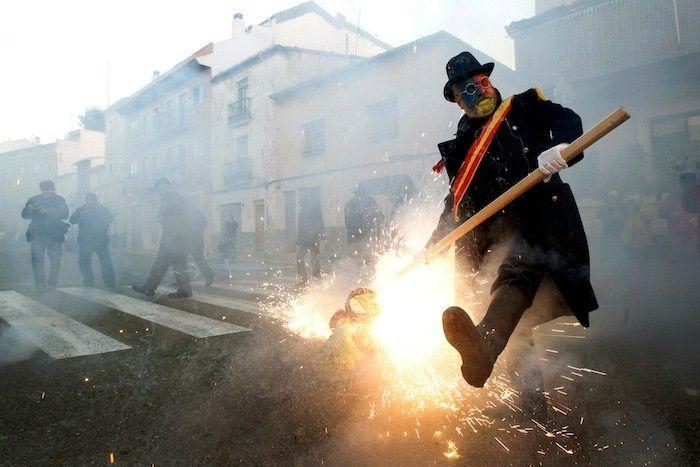 Los Enharinados: batalla de harina en Ibi como "golpe civil" cada 28 de diciembre (FOTOS)