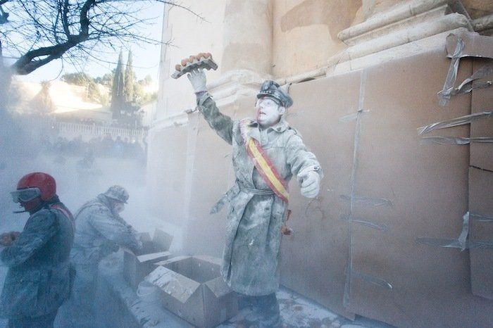 Los Enharinados: batalla de harina en Ibi como "golpe civil" cada 28 de diciembre (FOTOS)