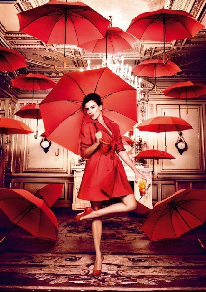 Calendario de Penélope Cruz para 2013: la actriz, de rojo, desafía a las supersticiones (FOTOS)