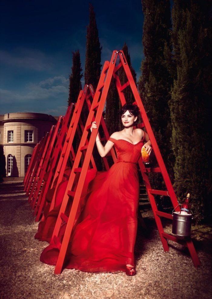 Calendario de Penélope Cruz para 2013: la actriz, de rojo, desafía a las supersticiones (FOTOS)