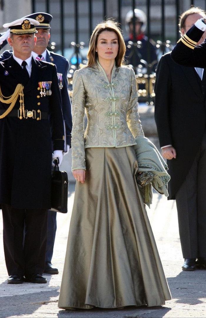 El detalle del vestido de Letizia que demuestra que está al día de TODO