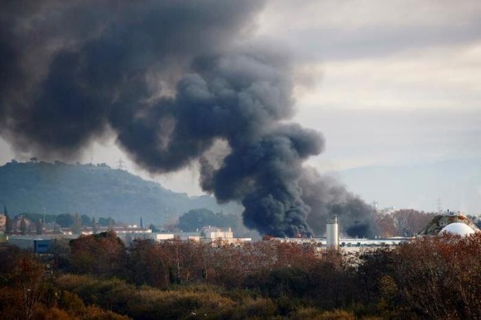 Activada la alerta por riesgo químico tras un gran incendio en una planta de residuos de Barcelona