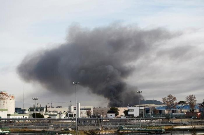 Activada la alerta por riesgo químico tras un gran incendio en una planta de residuos de Barcelona