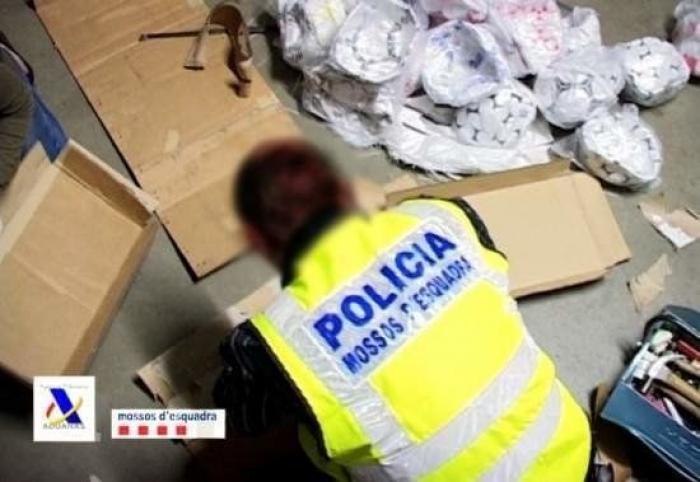 Más de mil policías llevan a cabo una macrooperación contra la droga en el barrio del Raval de Barcelona