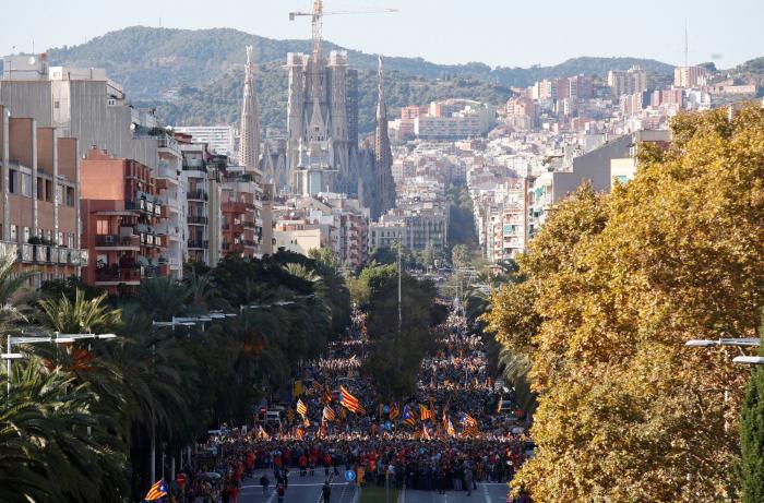 Miles de personas se concentran frente a la Jefatura Superior de Policía de Barcelona