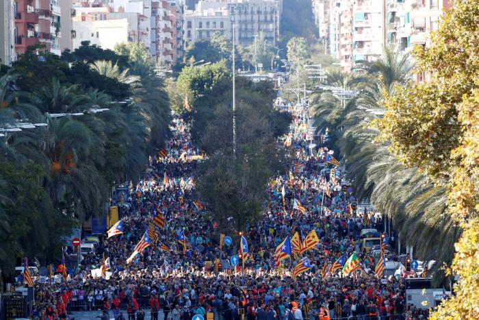 Multitudinaria manifestación en Barcelona contra la sentencia del procés