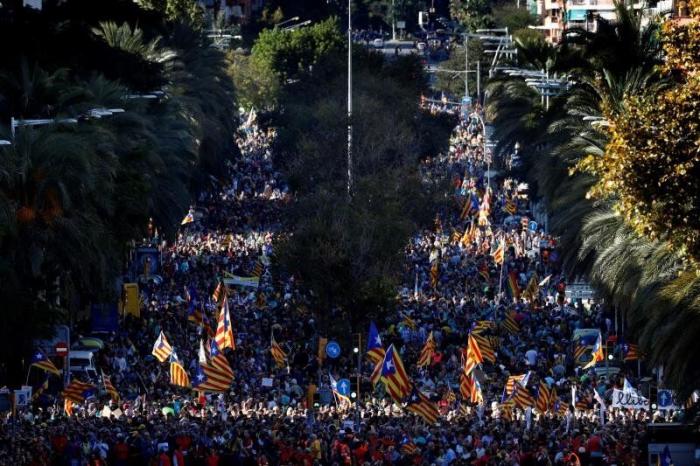 Miles de personas se concentran frente a la Jefatura Superior de Policía de Barcelona