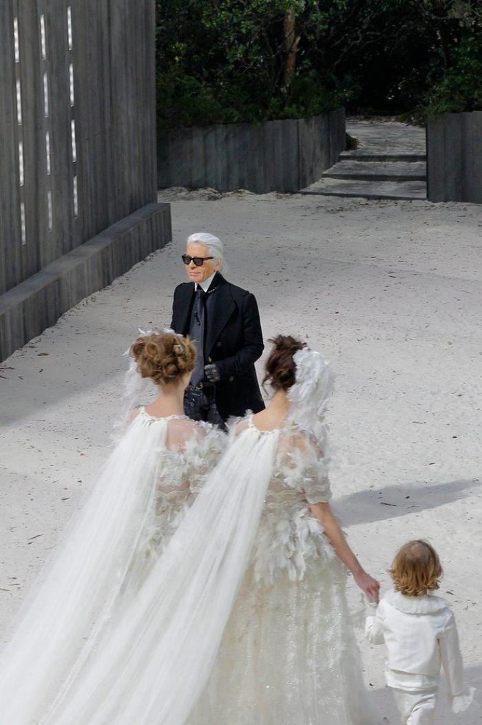Dos novias: Chanel cierra su desfile con un homenaje al matrimonio gay (FOTOS)