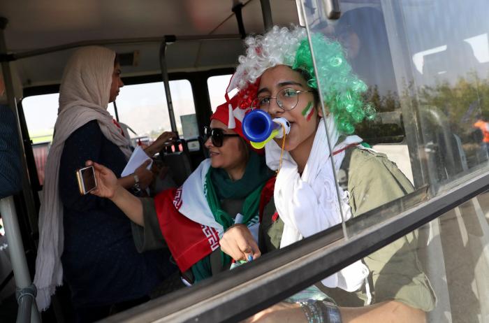 Las mujeres iraníes hacen historia al entrar por primera vez desde 1979 a un estadio de fútbol