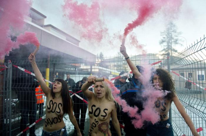 Femen en Davos: tres activistas del movimiento feminista se desnudan ante el Foro Económico Mundial (FOTOS, VÍDEO)