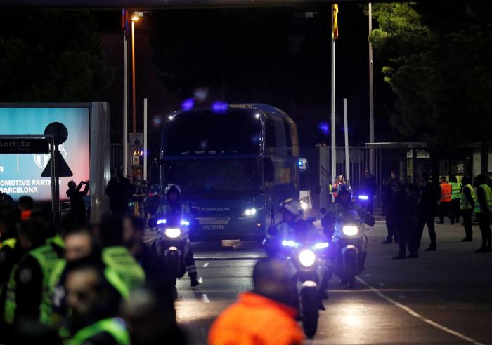 Los Mossos cargan contra manifestantes que hacían barricadas y trataban de entrar en el Camp Nou