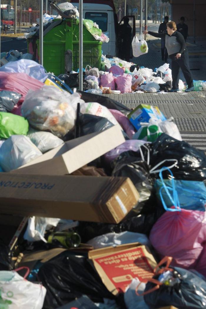 Sevilla acumula más de 5.000 toneladas de basura por la huelga de limpieza (FOTOS, TWEETS)