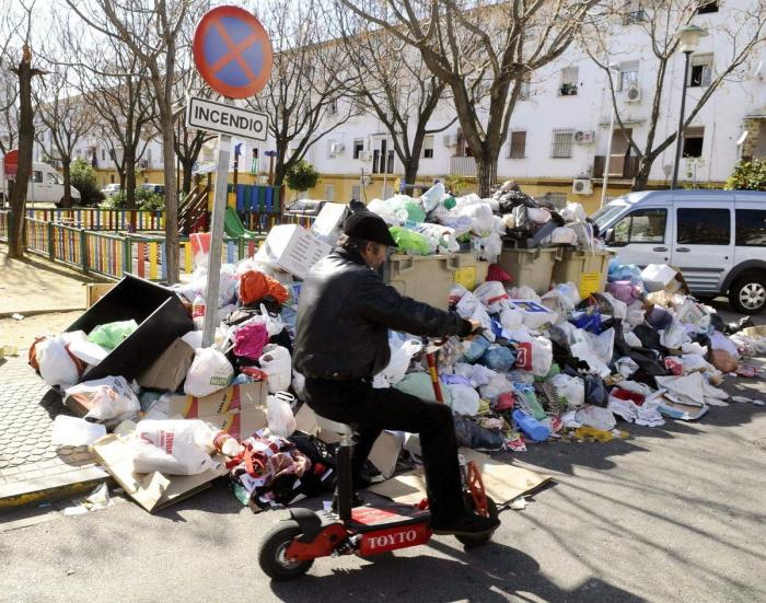 Sevilla acumula más de 5.000 toneladas de basura por la huelga de limpieza (FOTOS, TWEETS)