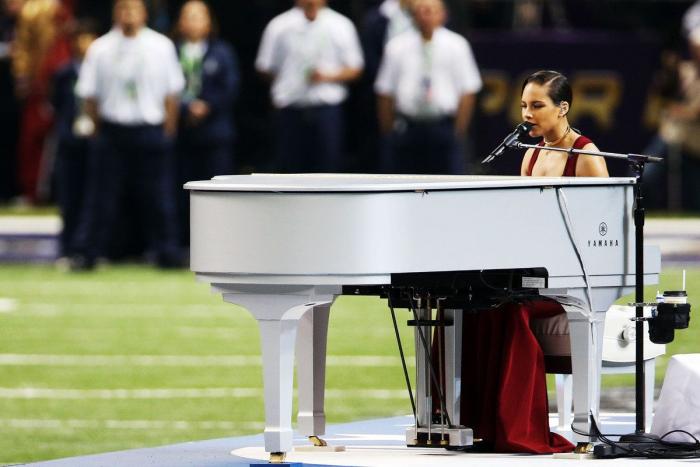 Fotos de Beyoncé en la Super Bowl: la petición de retirada de estas imágenes se vuelve en su contra con montajes (FOTOS, GIFS)