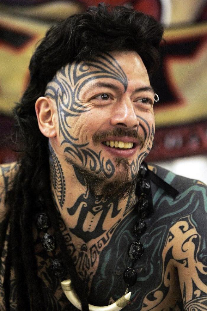 Tatuajes raros: tras 24 horas de flechazo se tatúa su nombre en la cara (FOTOS)