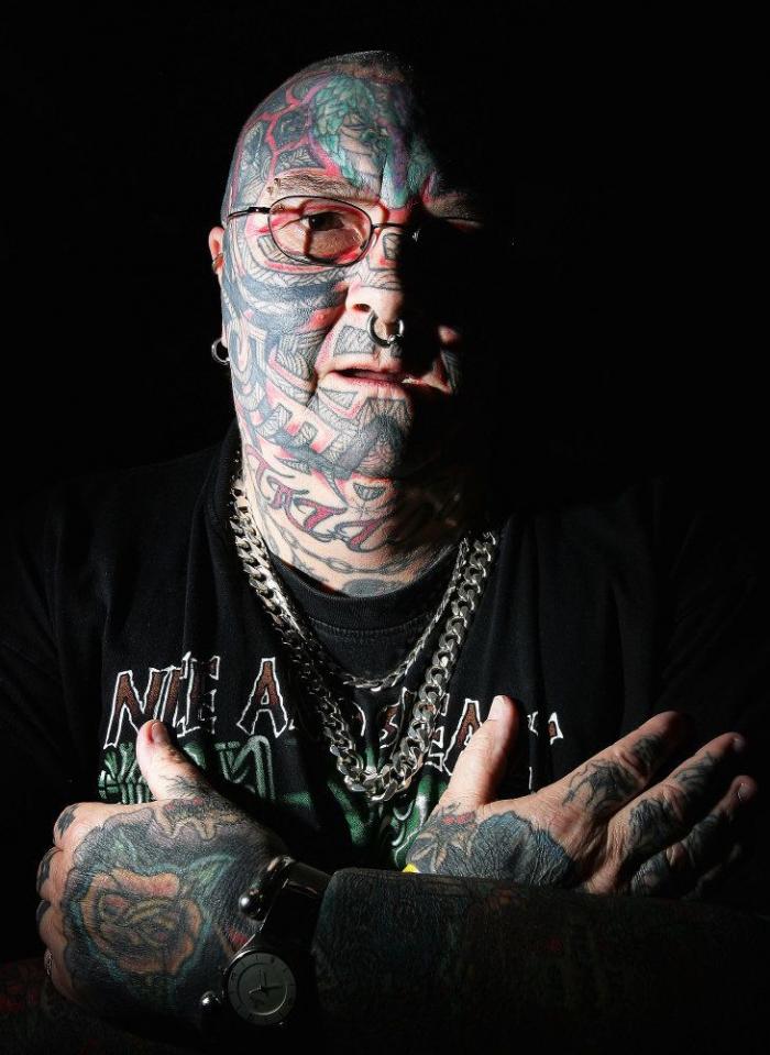 Tatuajes raros: tras 24 horas de flechazo se tatúa su nombre en la cara (FOTOS)