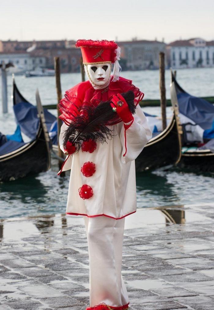 Carnavales 2013: El disfraz de sobre, en referencia al 'caso Bárcenas', uno de los más utilizados este año