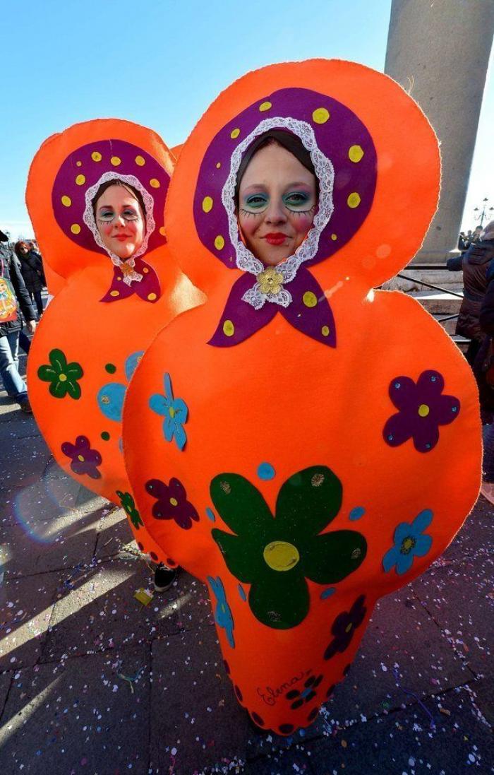 Carnavales 2013: El disfraz de sobre, en referencia al 'caso Bárcenas', uno de los más utilizados este año