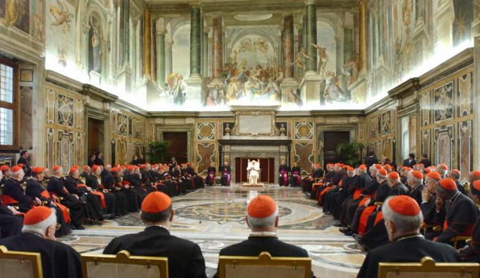 La Iglesia crítica con la jerarquía: "La renuncia es una buena noticia porque Benedicto XVI acaparó el poder"