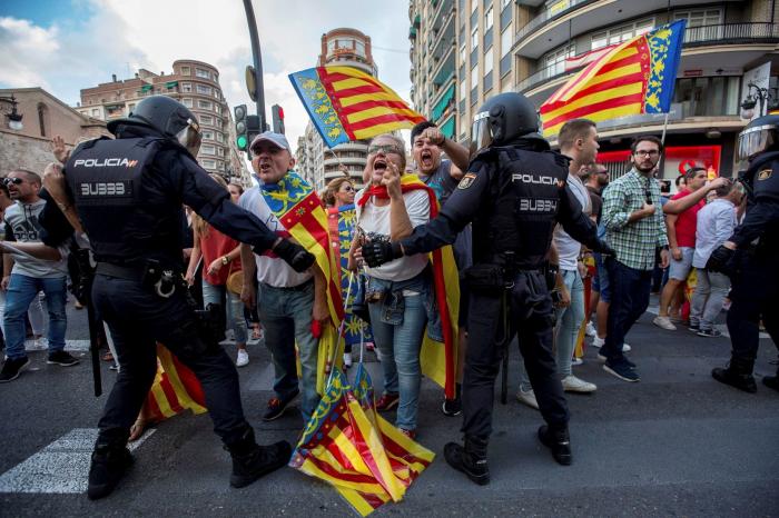 Un grupo de ultras revienta una protesta de izquierdas y nacionalista en Valencia