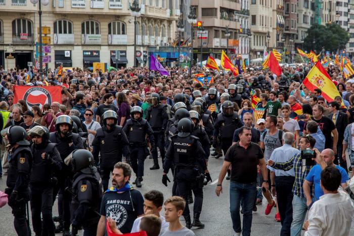 Un grupo de ultras revienta una protesta de izquierdas y nacionalista en Valencia