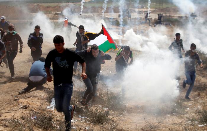 Al menos siete palestinos muertos y mil heridos por disparos del Ejército israelí contra manifestantes en Gaza