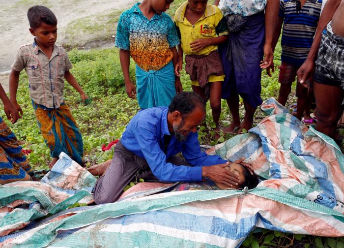 La foto de una mujer rohingya llorando a su bebé muerto resalta el drama de un pueblo atacado
