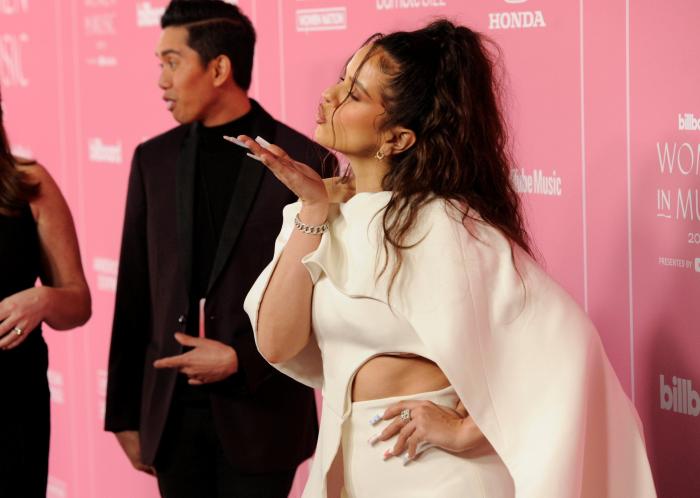La llamativa abertura del vestido de Rosalía en los Billboard Women in Music