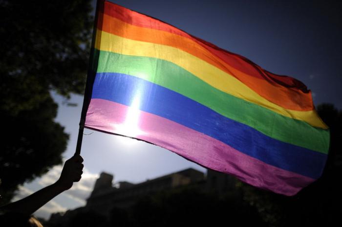 Almeida rechaza colocar la bandera LGTBI en Cibeles pese a quedar aprobado en el pleno