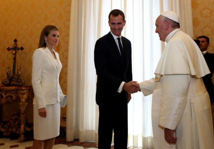La reina Letizia en El Vaticano: de blanco y sin mantilla (FOTO INTERACTIVA)