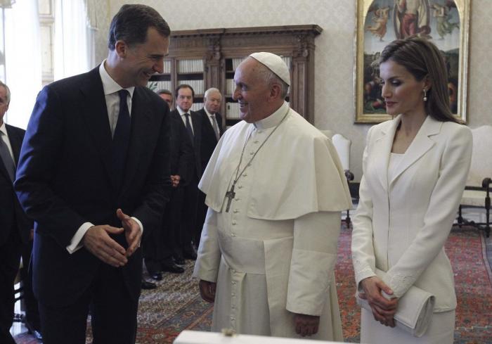 La reina Letizia en El Vaticano: de blanco y sin mantilla (FOTO INTERACTIVA)
