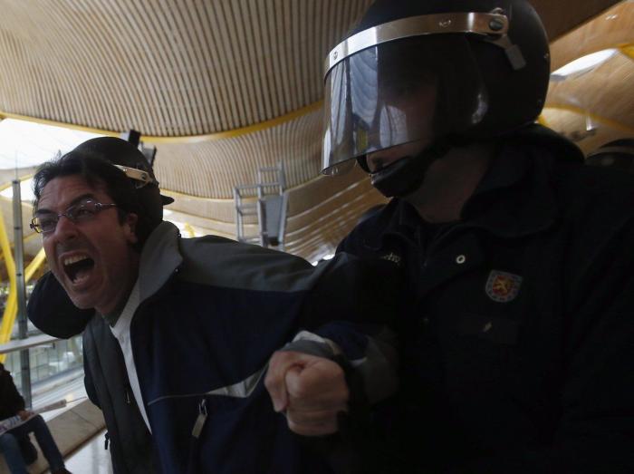 La Policía carga contra los manifestantes en el aeropuerto de Barajas en el primer día de huelga de Iberia (VÍDEO, FOTOS)