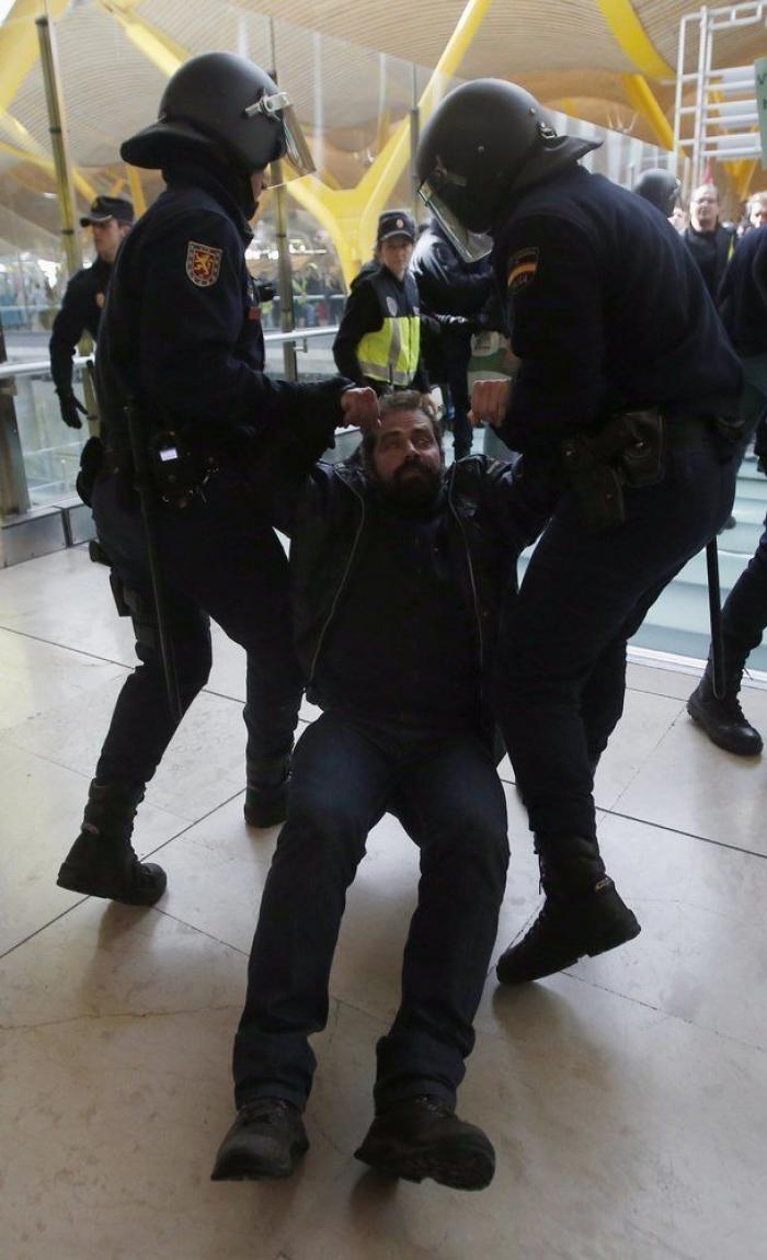 La Policía carga contra los manifestantes en el aeropuerto de Barajas en el primer día de huelga de Iberia (VÍDEO, FOTOS)