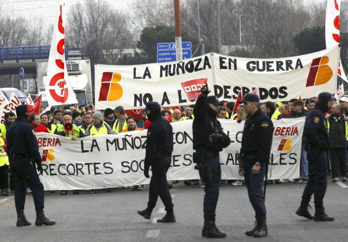 Afectados por la huelga de Iberia: "Es un derecho y lo respeto, pero faltan compensaciones para los viajeros"
