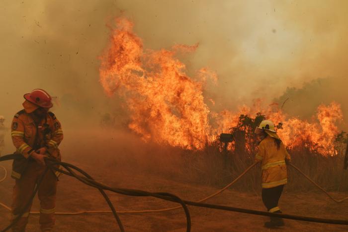 Las elevadas temperaturas avivan los graves incendios forestales en Australia