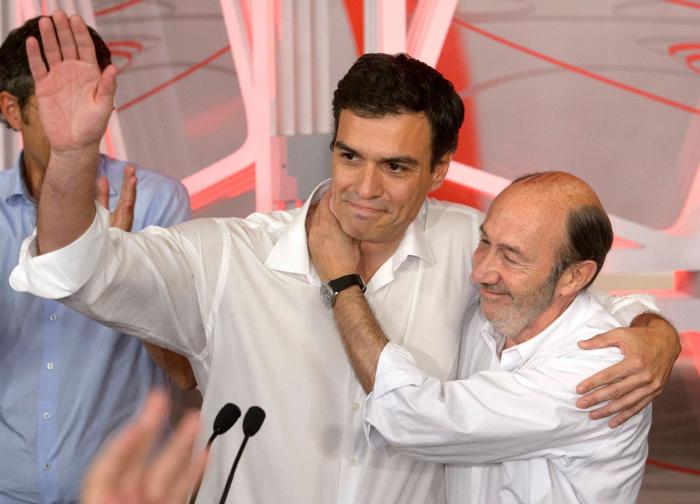 Emoción en las redes por esta imagen de Rubalcaba junto a Carme Chacón: "Se fueron demasiado pronto"