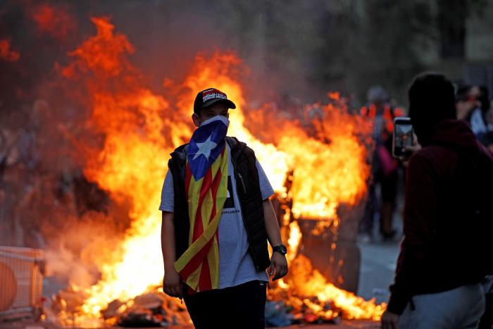 Un Policía, en estado grave tras los disturbios en Cataluña