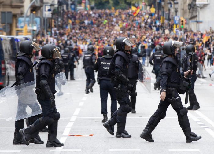 Un Policía, en estado grave tras los disturbios en Cataluña